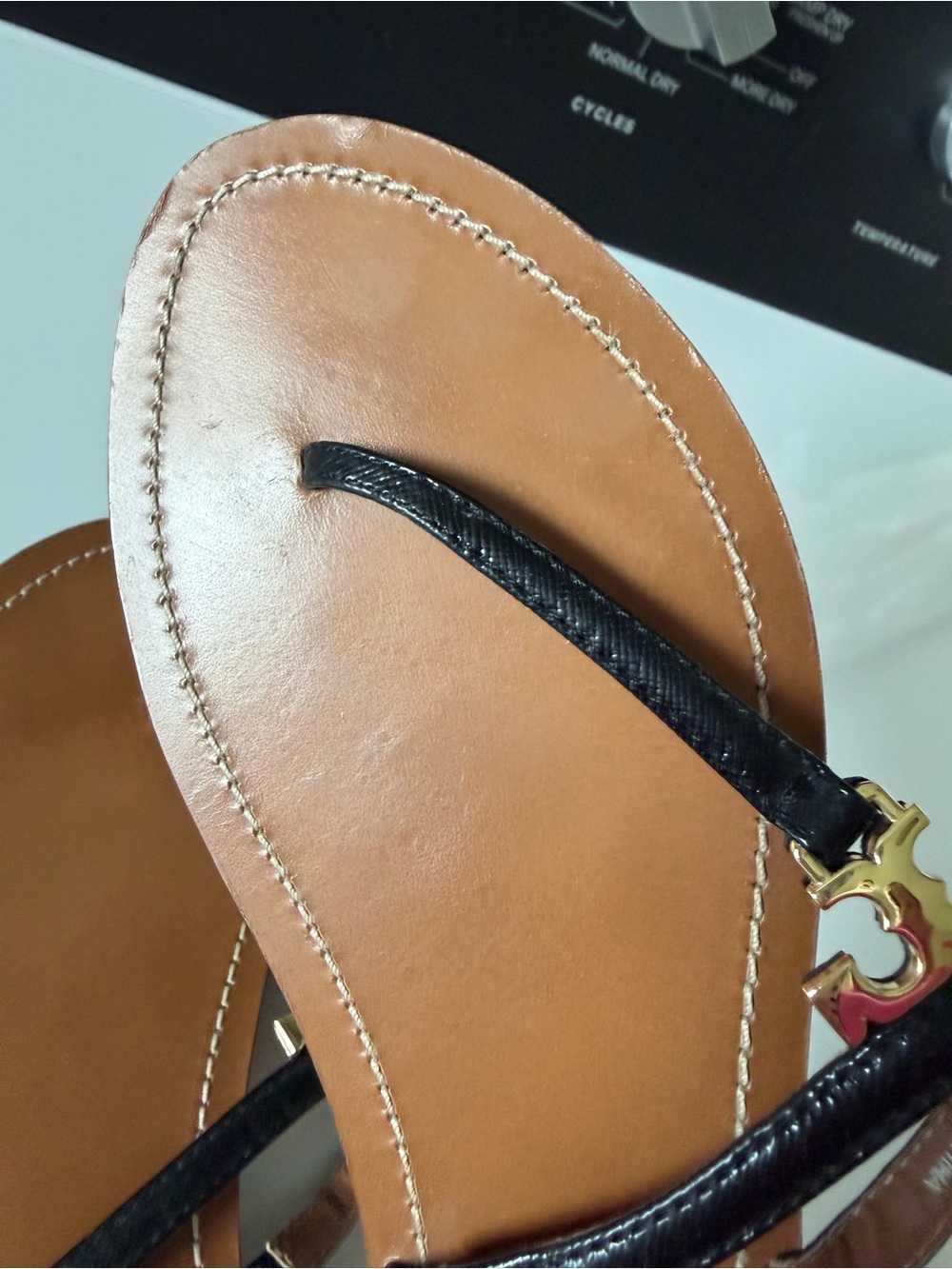 Tory Burch Black Patent Leather Gold Logo T-Strap Sandals Size 9.5 - Picture 7 of 9